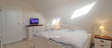 3 bedrooms, in-room safe, iron/ironing board, WiFi