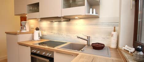 Réfrigérateur, un four, lave-vaisselle