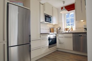 Een microgolfoven, een oven, een vaatwasser