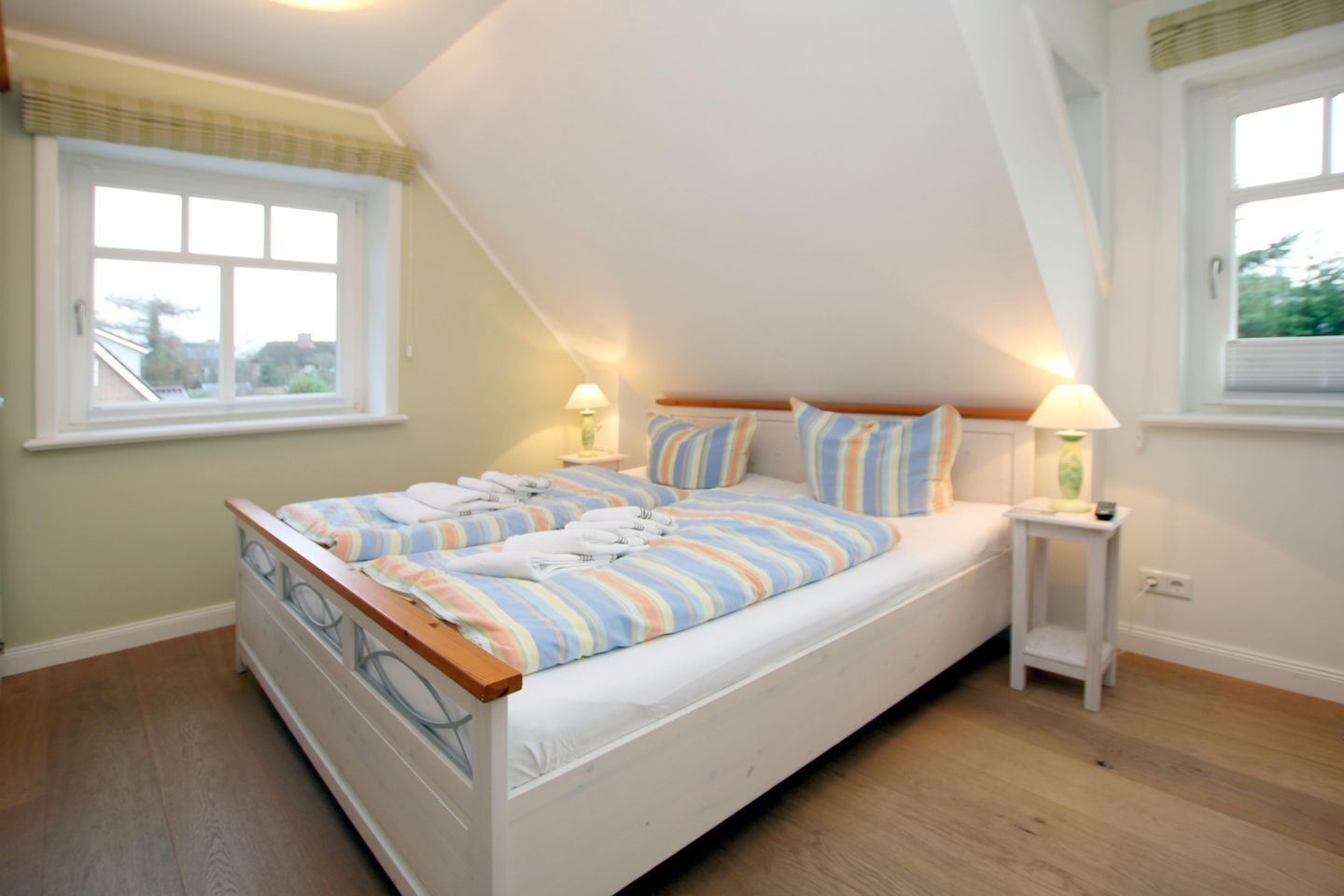 2 chambres, coffres-forts dans les chambres, fer et planche à repasser