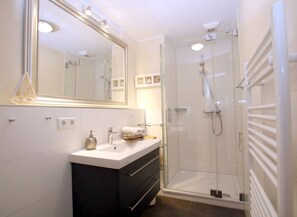 Unclassified image, 2 of 14, button