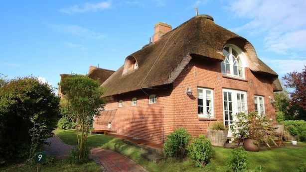 A traditional brick house with a thatched roof, a brick pathway, and a well-maintained garden. - Ohl Dörp 22 Pastoratshof, Haus 3 - Ferienwohnung in Wrixum, mit 3- Zimmern auf 60m² im Reetdachhaus (Wrixum)
