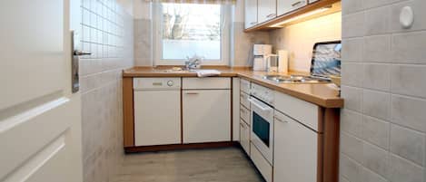 Réfrigérateur, un four, surface de cuisson, lave-vaisselle