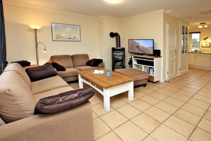 Fernseher, Kamin, DVD-Player, Stereoanlage