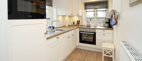 Een microgolfoven, een oven, een vaatwasser