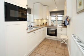 Een microgolfoven, een oven, een vaatwasser