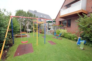 Children's area - Berliner Ring 24, Whg. 2 "Moritz" - vacation apartment in a 3-family house, approx. 95m² with 3 (Wyk auf Föhr)