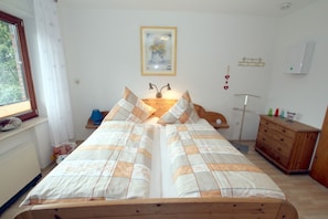2 bedrooms, iron/ironing board, WiFi
