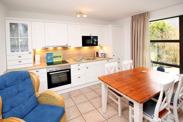 Micro-ondes, four, lave-vaisselle, bouilloire électrique