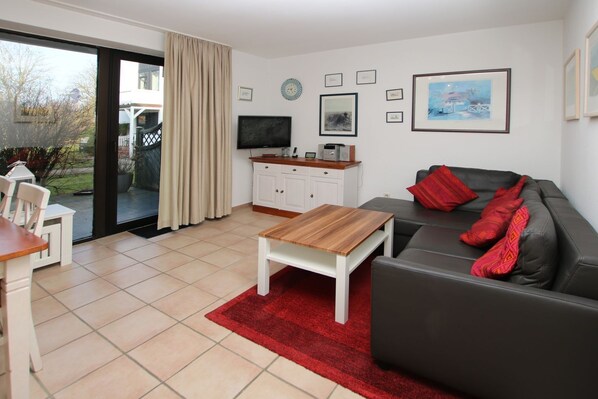 Fernseher, DVD-Player, Stereoanlage