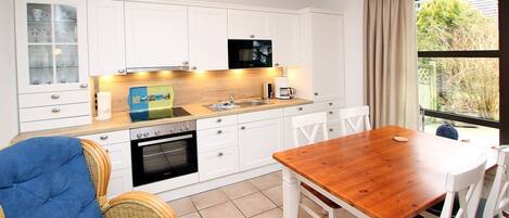 Mikrobølgeovn, ovn, oppvaskmaskin og vannkoker