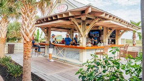 Un espace bar en bois avec une enseigne indiquant « REDS » et un comptoir.