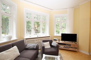 Televisie, een dvd-speler en een stereo