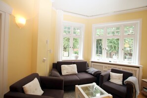 Televisie, een dvd-speler en een stereo