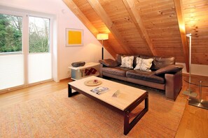 Televisión, chimenea, reproductor de DVD y estéreo 