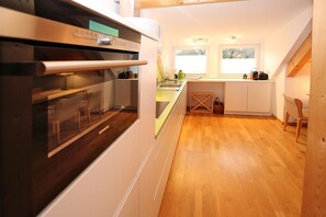 Microondas, horno, placa de cocina y lavavajillas