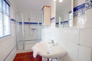 Unclassified image, 5 of 13, button - Wiesenweg 4a, Whg. 1 - Ferienwohnung mit 3- Zimmern auf ca. 100m² (Wyk auf Föhr)