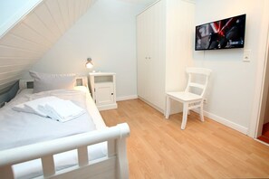 2 bedrooms, WiFi - Wiesenweg 4a, Whg. 1 - Ferienwohnung mit 3- Zimmern auf ca. 100m² (Wyk auf Föhr)