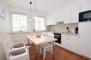 Unclassified image, 2 of 13, button - Wiesenweg 4a, Whg. 1 - Ferienwohnung mit 3- Zimmern auf ca. 100m² (Wyk auf Föhr)