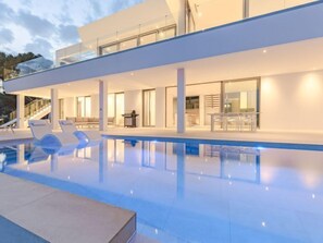 Lämmitetty uima-allas