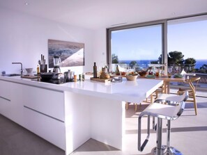 Jääkaappi, mikroaaltouuni, uuni, astianpesukone