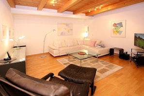 Fernseher, Kamin, DVD-Player, Stereoanlage