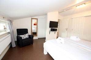 2 chambres, coffres-forts dans les chambres, Wi-Fi, draps fournis