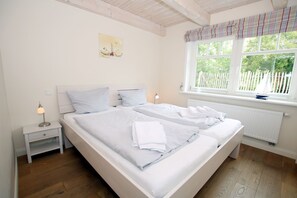 3 bedrooms, in-room safe, iron/ironing board, WiFi