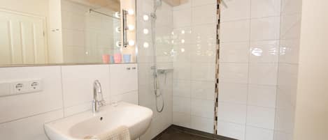 Een douche, een haardroger, handdoeken