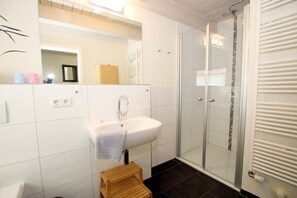 Dusche, Haartrockner, Handtücher