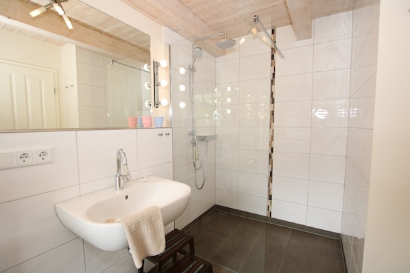 Dusche, Haartrockner, Handtücher