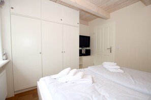 3 chambres, coffres-forts dans les chambres, fer et planche à repasser