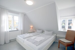 Unclassified image, 4 of 22, button - Ohl Dörp 49, No. 3 - House half in Wrixum under thatched roof with 3 rooms and 90 (Wrixum)