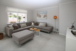 Unclassified image, 3 of 22, button - Ohl Dörp 49, No. 3 - House half in Wrixum under thatched roof with 3 rooms and 90 (Wrixum)