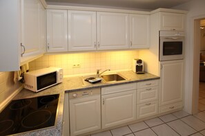 Fridge, microwave, oven, dishwasher - Rungholtstraße 3c, Whg. 2 - Ferienwohnung mit 3- Zimmern auf ca. 65m² (Wyk auf Föhr)