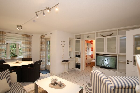 TV, DVD player, stereo - Rungholtstraße 3c, Whg. 2 - Ferienwohnung mit 3- Zimmern auf ca. 65m² (Wyk auf Föhr)