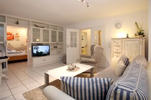 Fernseher, DVD-Player, Stereoanlage