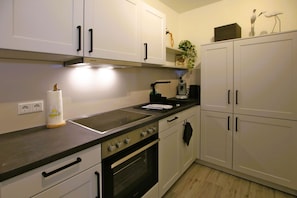 Oven, stovetop, dishwasher, coffee/tea maker - Große Straße 19, Whg. 1 - Apartment with 2 rooms (open bedroom) (Wyk auf Föhr)