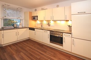 Kühlschrank, Mikrowelle, Ofen, Geschirrspüler