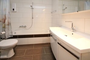 Shower, hair dryer - Hasenkamp 1 - Ferienwohnung mit 4- Zimmern auf ca. 75m² (Wyk auf Föhr)
