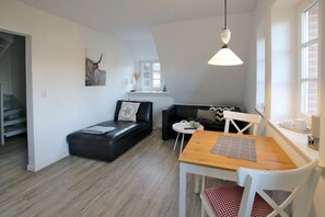 TV, stereo - Dörpstraat 9, Whg. 8, Hyggelig - Holiday apartment with 2 rooms on approx. 30m², (Wyk auf Föhr)