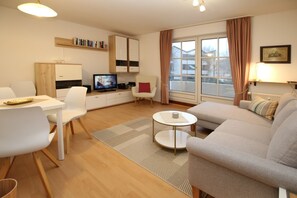 Fernseher, DVD-Player, Stereoanlage