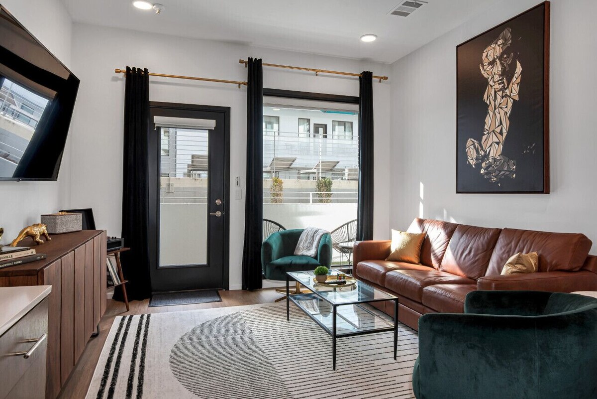 UPSCALE Cozy Nashville Condo★ POOL, PATIO, PARKING