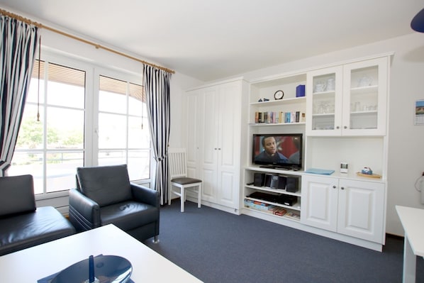 Fernseher, DVD-Player, Stereoanlage