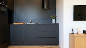 Coffee/tea maker, fridge, microwave, oven - Sandwall 60, Whg. 32, Huus in Lee - Holiday apartment on Sandwall with 3 rooms (Wyk auf Föhr)