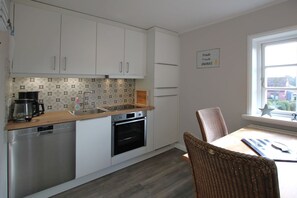 Microwave, oven, dishwasher, coffee/tea maker - Starklef 29, Whg. 2 - Ferienwhg. in Wyk, 2 Personen im OG, 2- Familienhauses, 3 Zimmer auf ca. 65m² (Wyk auf Föhr)