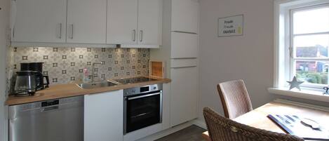 Microwave, oven, dishwasher, coffee/tea maker