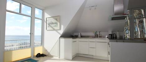 ثلاجة، فرن، موقد طهي مسطح، غسالة أطباق