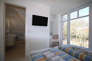 2 bedrooms, iron/ironing board, WiFi