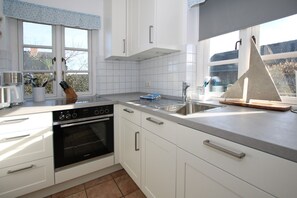Fridge, microwave, oven, stovetop - Karkstieg 6, Whg. 1, Vogtum - Reihenhausscheibe mit 3- Zimmern (Wrixum)